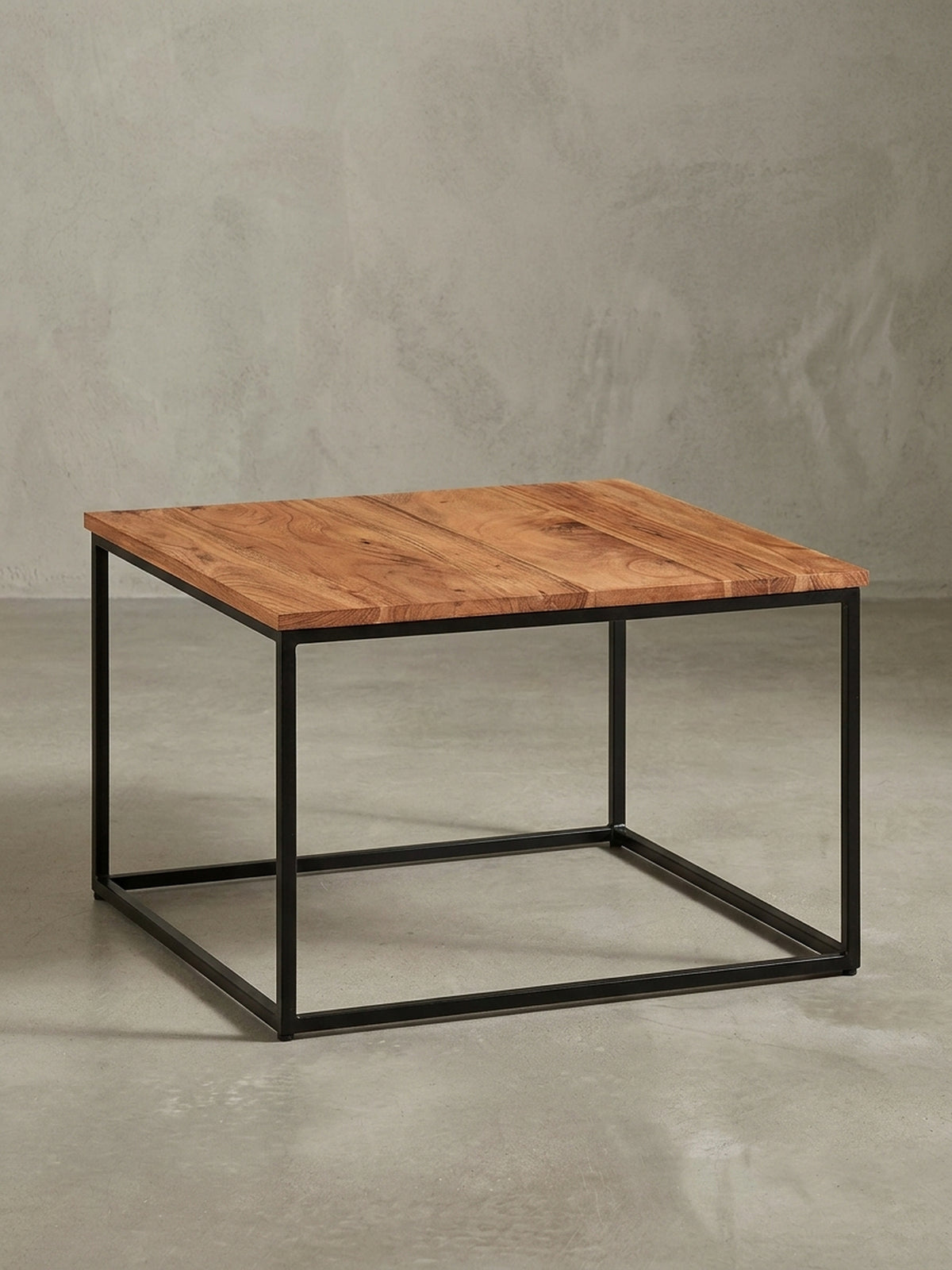 Design-Überblick des Kaffeetisches, der die Harmonie von natürlichem Massivholz und dem industriellen Charme des schwarzen Eisengestells zusammenfasst.