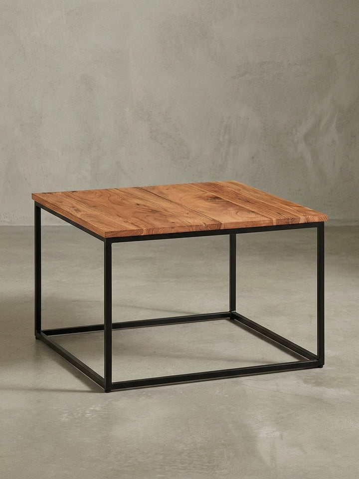 Design-Überblick des Kaffeetisches, der die Harmonie von natürlichem Massivholz und dem industriellen Charme des schwarzen Eisengestells zusammenfasst._