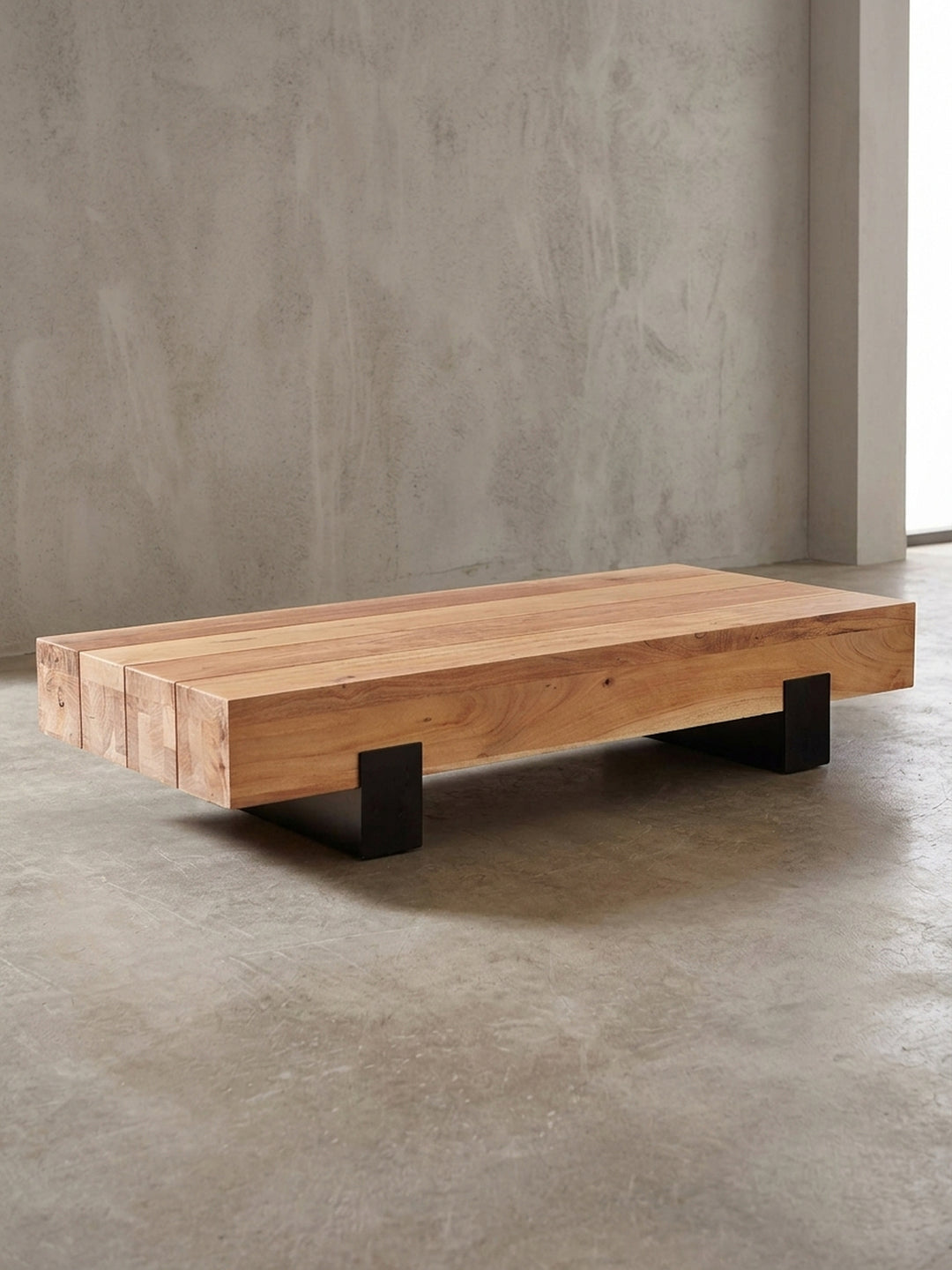 Niedriger Rechteck-Couchtisch 130x59x25cm freigestellt vor weißem Hintergrund. Frontalansicht zeigt die puristische Kombination aus warmem Massivholz und den kühlen schwarzen Metallkufen._