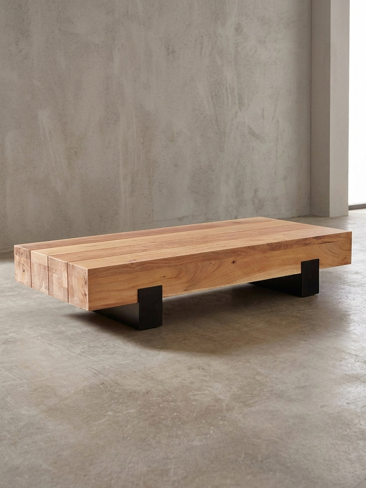 Niedriger Rechteck-Couchtisch 130x59x25cm freigestellt vor weißem Hintergrund. Frontalansicht zeigt die puristische Kombination aus warmem Massivholz und den kühlen schwarzen Metallkufen.