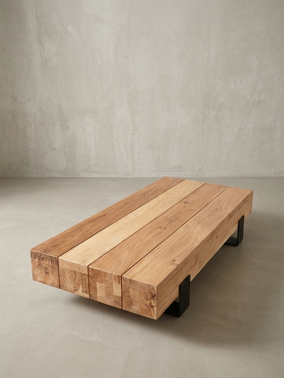 Alternative Perspektive auf den rechteckigen Wohnzimmertisch. Das puristische Design mit warmer Holzfarbe und schwarzen Akzenten fügt sich nahtlos in moderne Einrichtungskonzepte ein._