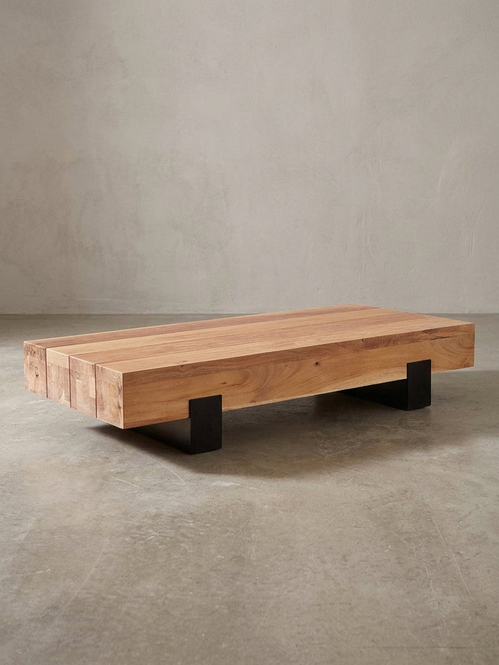 Technische Zeichnung des Massivholz-Couchtisches mit exakten Maßen: Länge 59cm, Breite 130cm, Höhe 25cm. Die Skizze verdeutlicht die 15cm dicke Tischplatte und 10cm Bodenfreiheit._