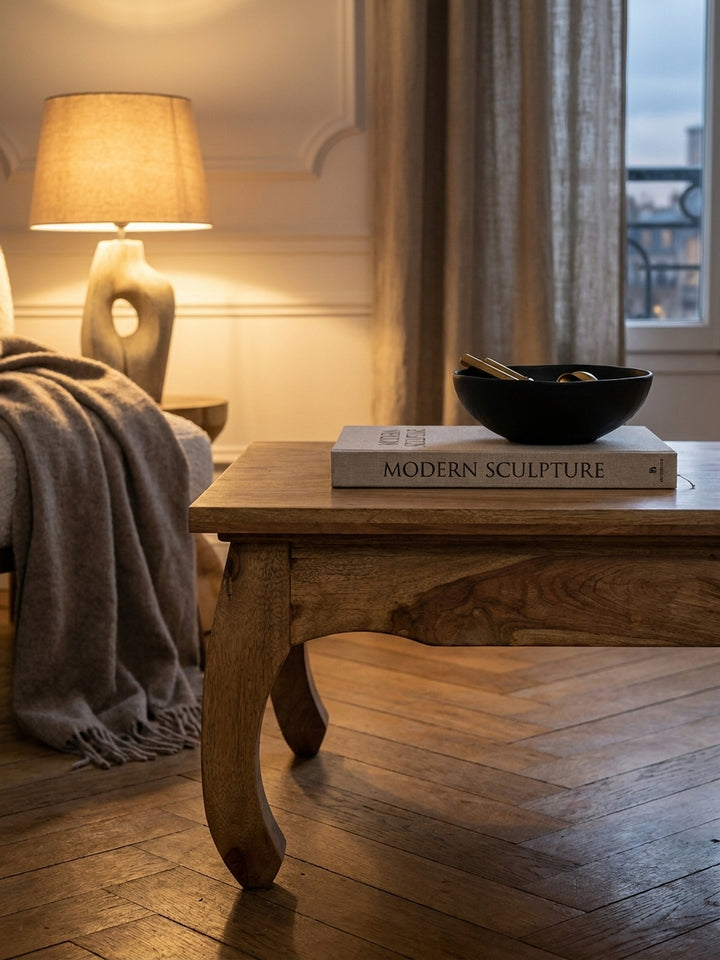 Couchtisch aus honigfarbenem Akazie-Massivholz im Einsatz Wohnzimmer dekoriert mit Styling-Accessoires Wohnatmosphäre mit Ablagefach gemütlich eingerichtet Wohnen Einrichtung Interior_