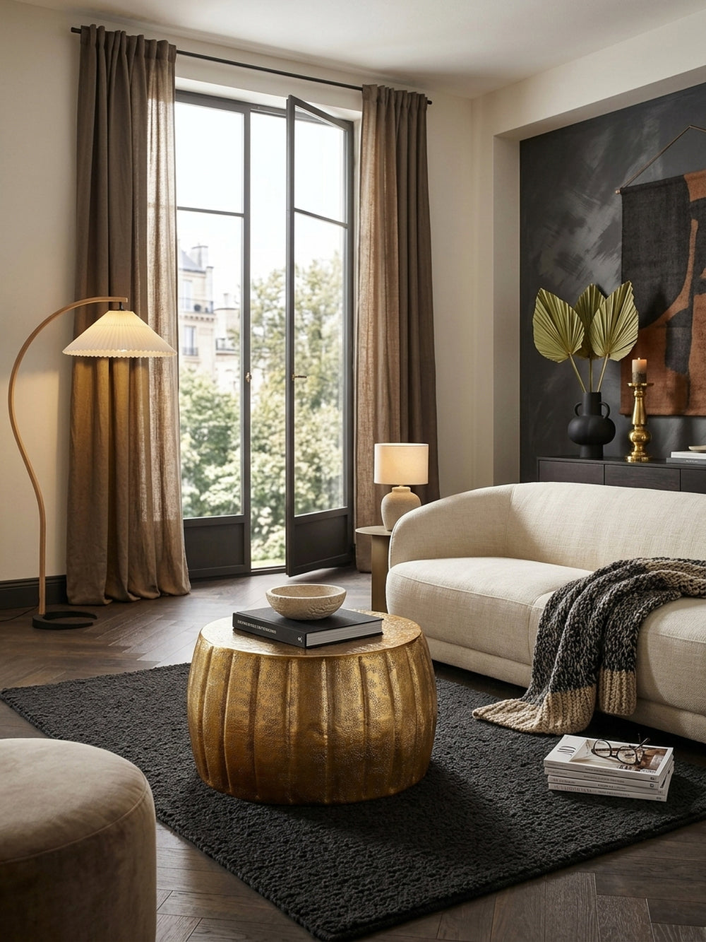 Exklusiver Couchtisch in Gold aus Aluminium im organisch-modernen Wohnzimmer. Der runde, 60x36x60 cm große Metalltisch besticht durch seine gehämmert orientalische Oberflächenstruktur._