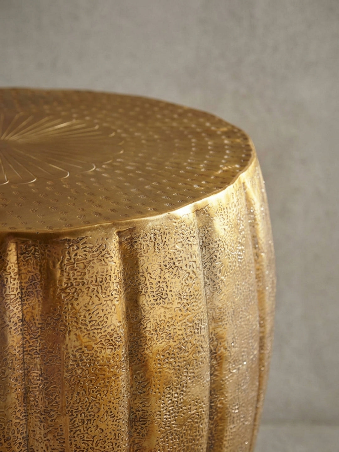 Technische Zeichnung des goldenen Couchtisches mit exakten Maßen: L 60 cm x B 60 cm x H 36 cm. Die Skizze verdeutlicht die kompakten Proportionen des runden Aluminium-Beistelltisches._