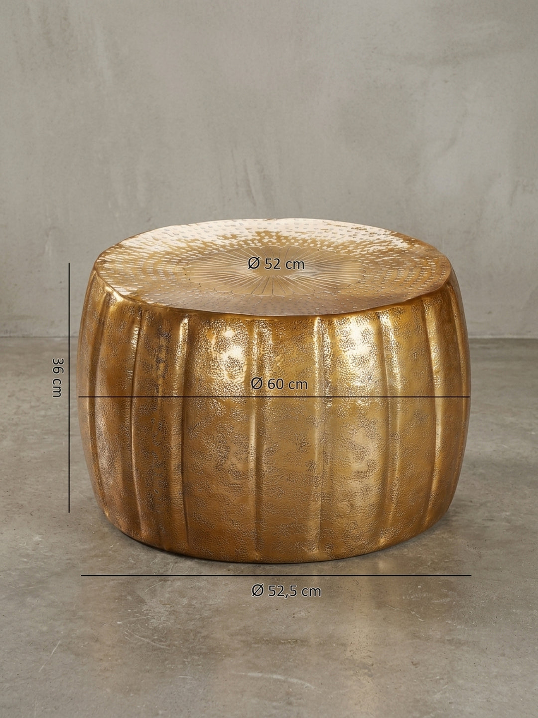 Detailansicht der Tischkante des runden Wohnzimmertisches in Gold. Die glänzende Farbe und die haptische Oberfläche des Metalls unterstreichen den luxuriösen Charakter des Möbelstücks._