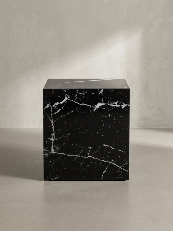 Seitenansicht des 45 cm hohen Beistelltischs, der seine schlanke und blockartige Silhouette in Marmoroptik präsentiert._