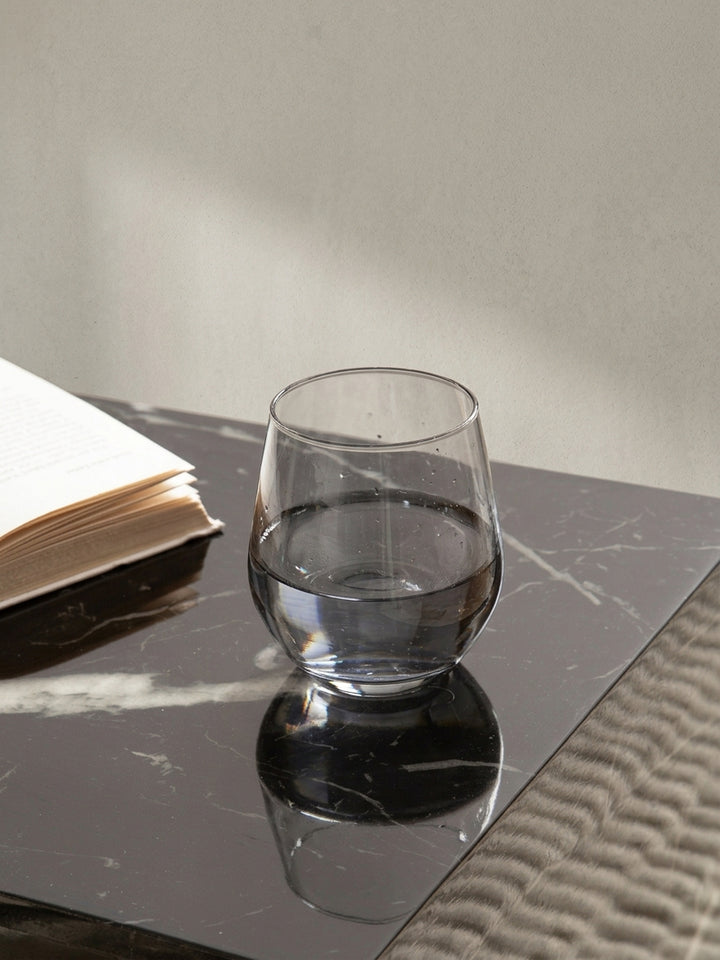 Der schwarze Lounge-Tisch von schräg oben fotografiert, um die 40x40 cm große Tischplatte und ihre glänzende Oberfläche zu zeigen._