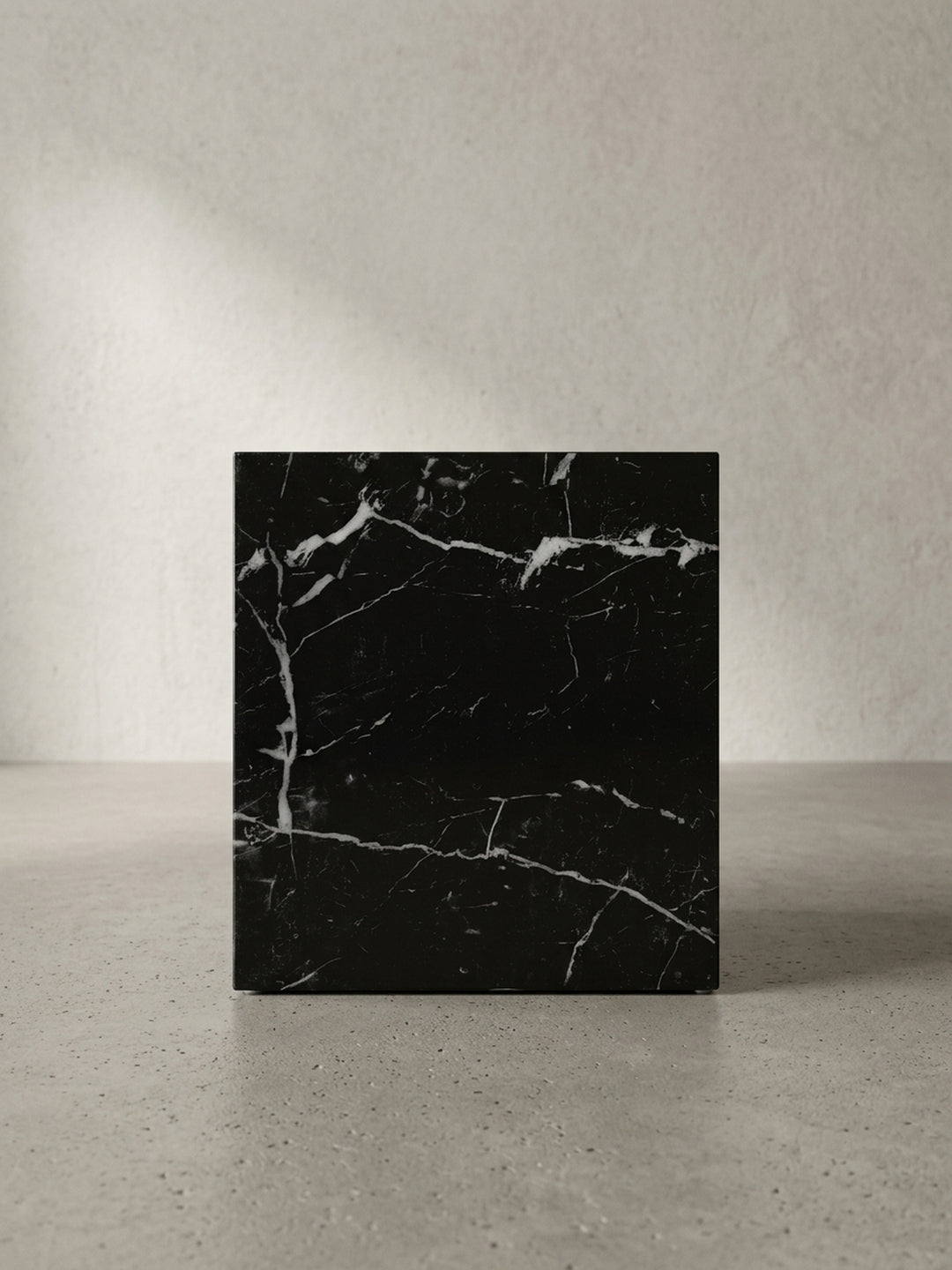 Nahaufnahme einer Ecke des Cube-Sofatischs, die die präzise Kantenführung und die versteckten Bodenschoner hervorhebt._