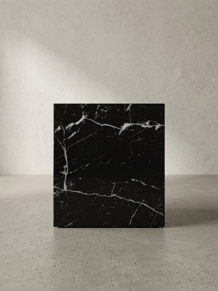 Nahaufnahme einer Ecke des Cube-Sofatischs, die die präzise Kantenführung und die versteckten Bodenschoner hervorhebt._