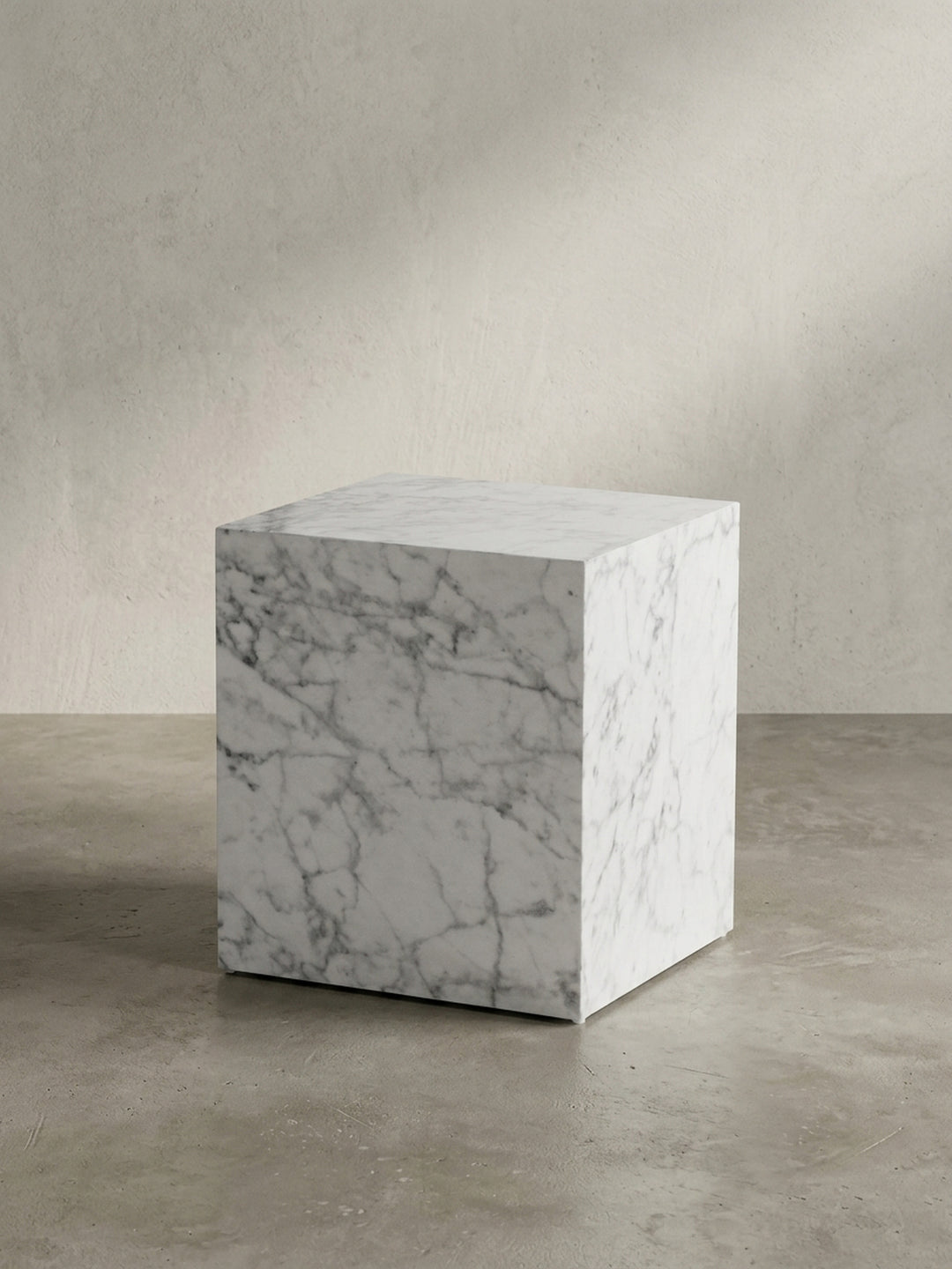 Seitenprofil des 45 cm hohen Design-Sofatisches mit durchgehendem Marmor-Dekor ohne sichtbare Standfüße._