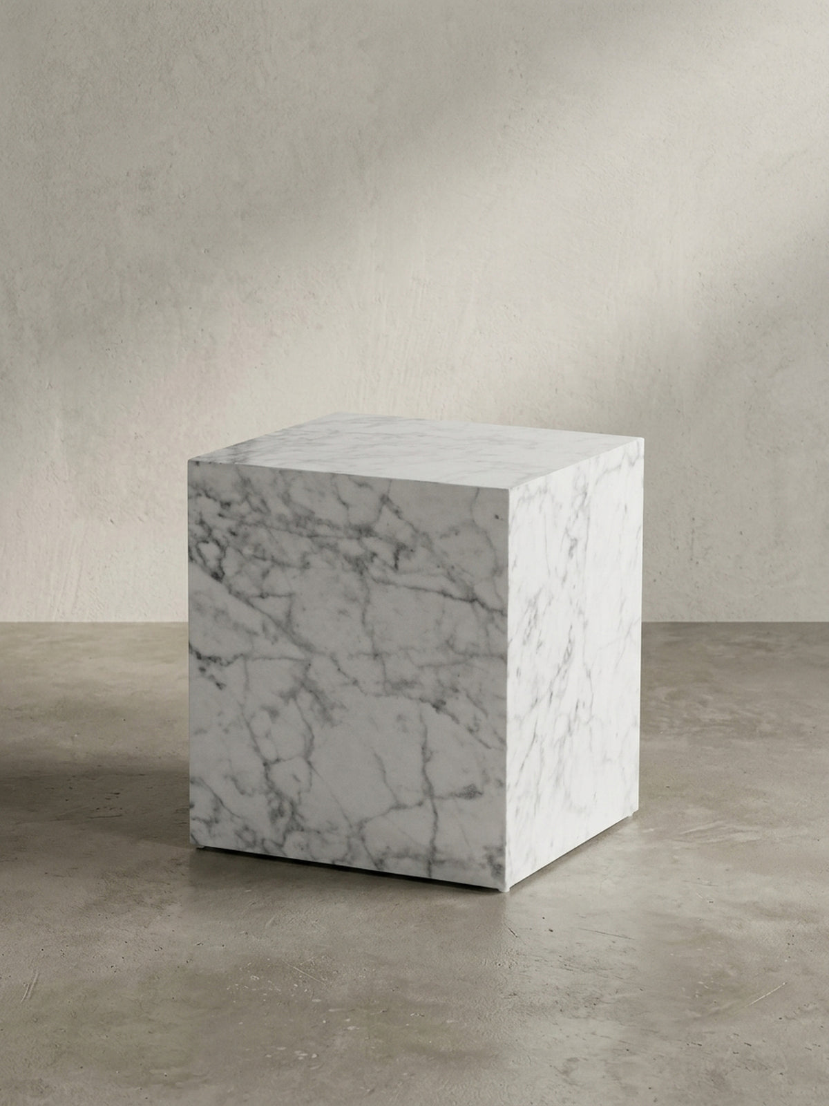 Seitenprofil des 45 cm hohen Design-Sofatisches mit durchgehendem Marmor-Dekor ohne sichtbare Standfüße._