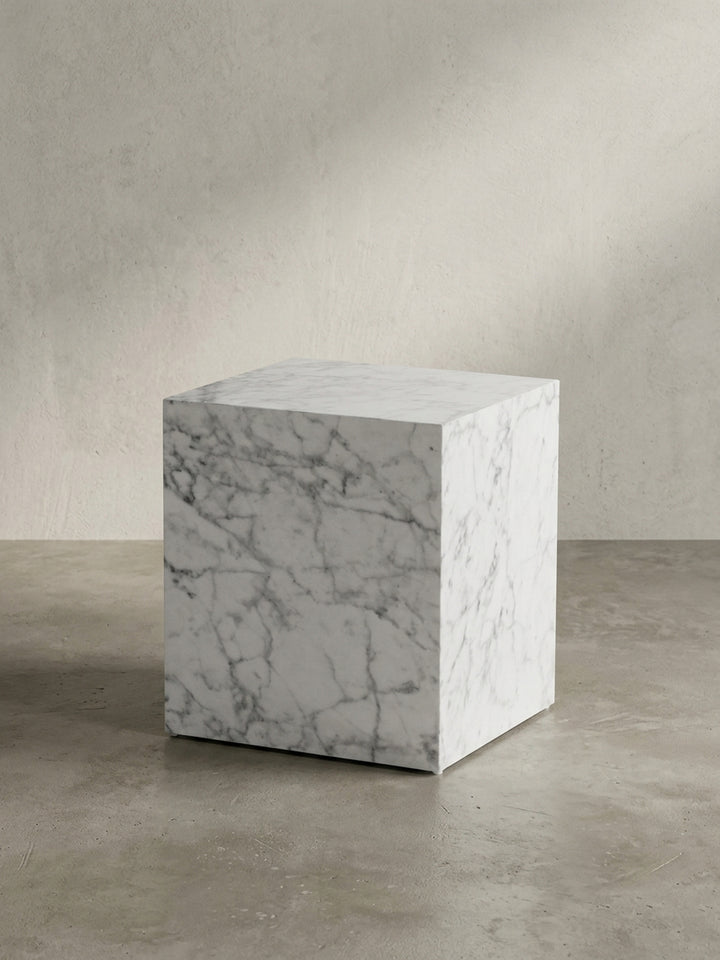 Seitenprofil des 45 cm hohen Design-Sofatisches mit durchgehendem Marmor-Dekor ohne sichtbare Standfüße._
