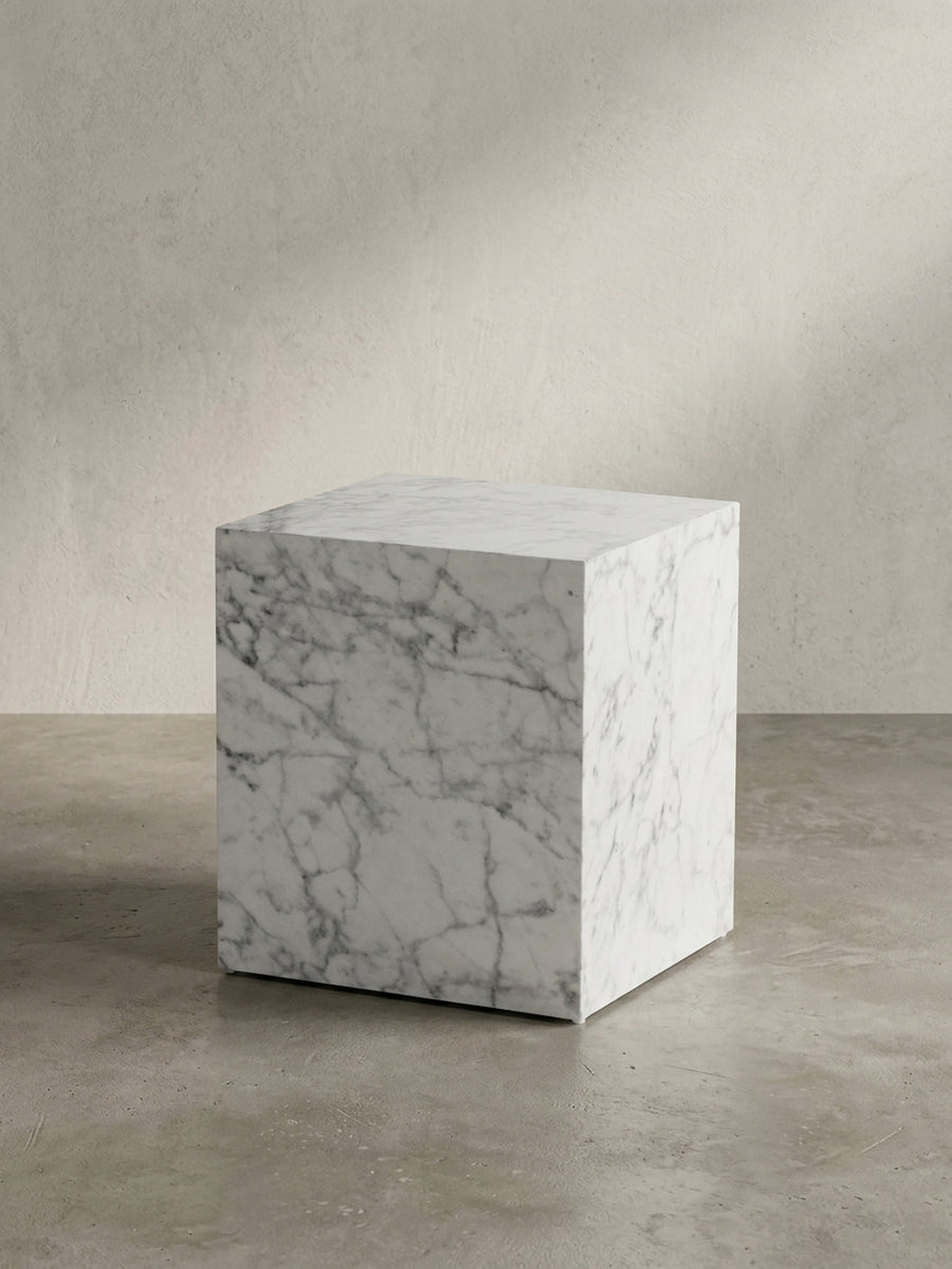 Seitenprofil des 45 cm hohen Design-Sofatisches mit durchgehendem Marmor-Dekor ohne sichtbare Standfüße._