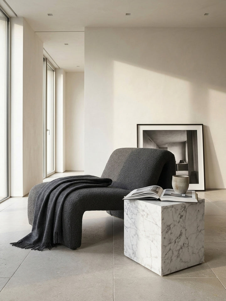 Quadratischer Wohnzimmertisch in eleganter Marmor-Optik arrangiert mit einem modernen Ledersofa vor einer hellen Wand._