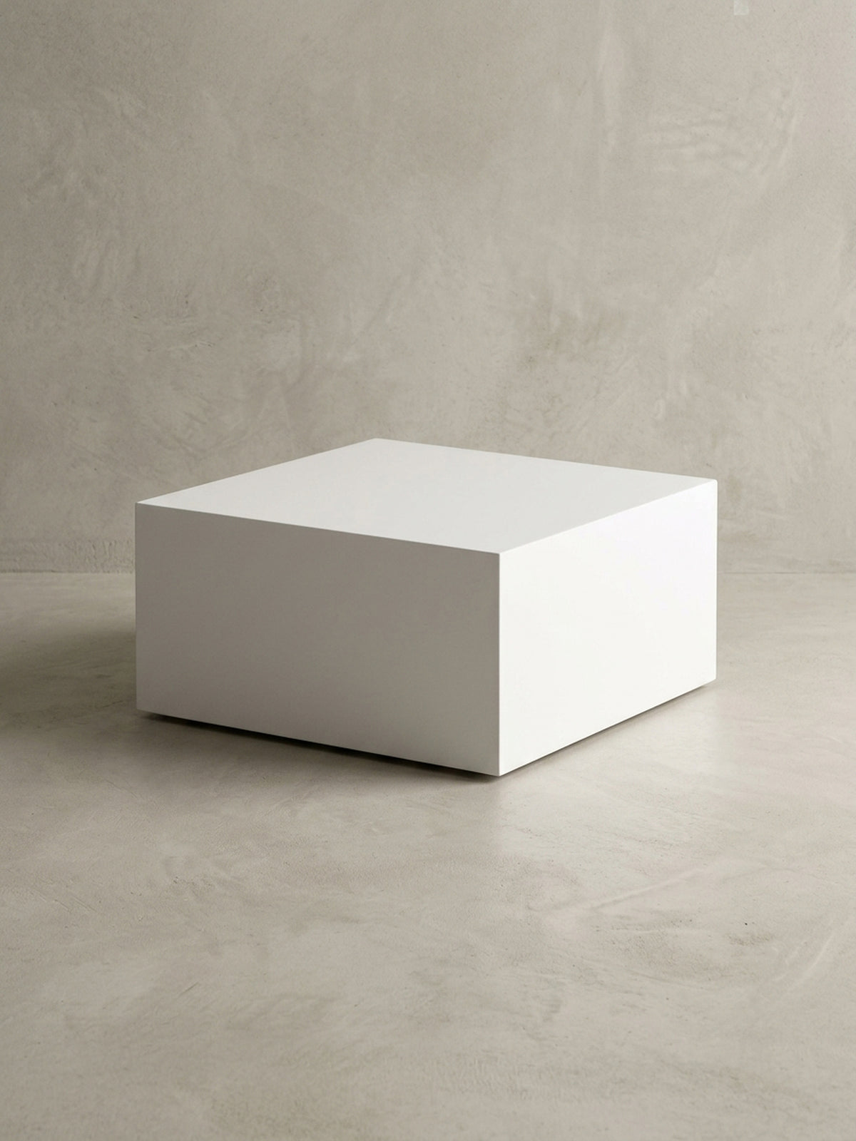 Couchtisch aus hochwertig auf neutralem Betonhintergrund Frontalansicht 60x60x30 cm