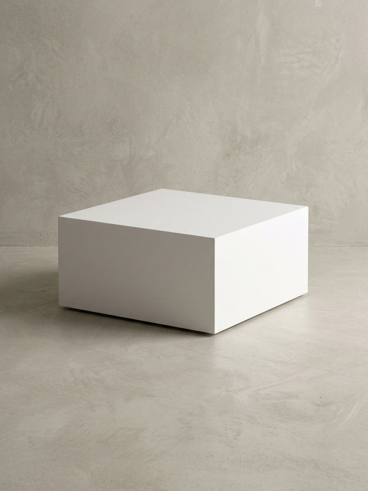 Couchtisch aus hochwertig auf neutralem Betonhintergrund Frontalansicht 60x60x30 cm_