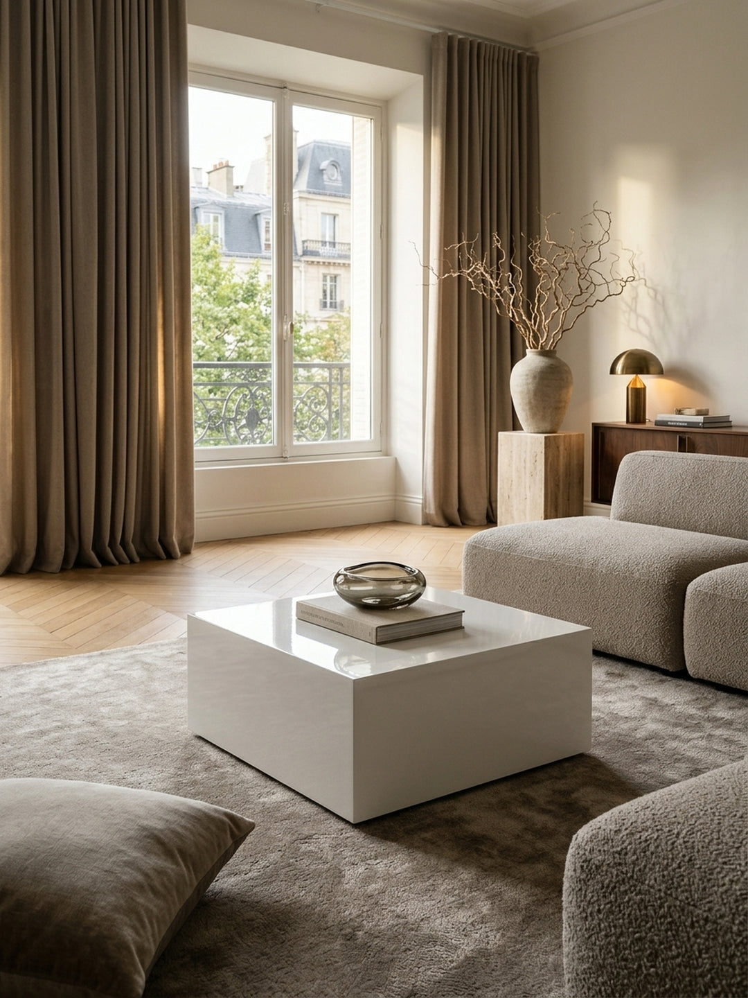 Couchtisch aus hochwertig in modernem Wohnzimmer mit Teppich und stimmungsvoller Beleuchtung 60x60x30 cm_