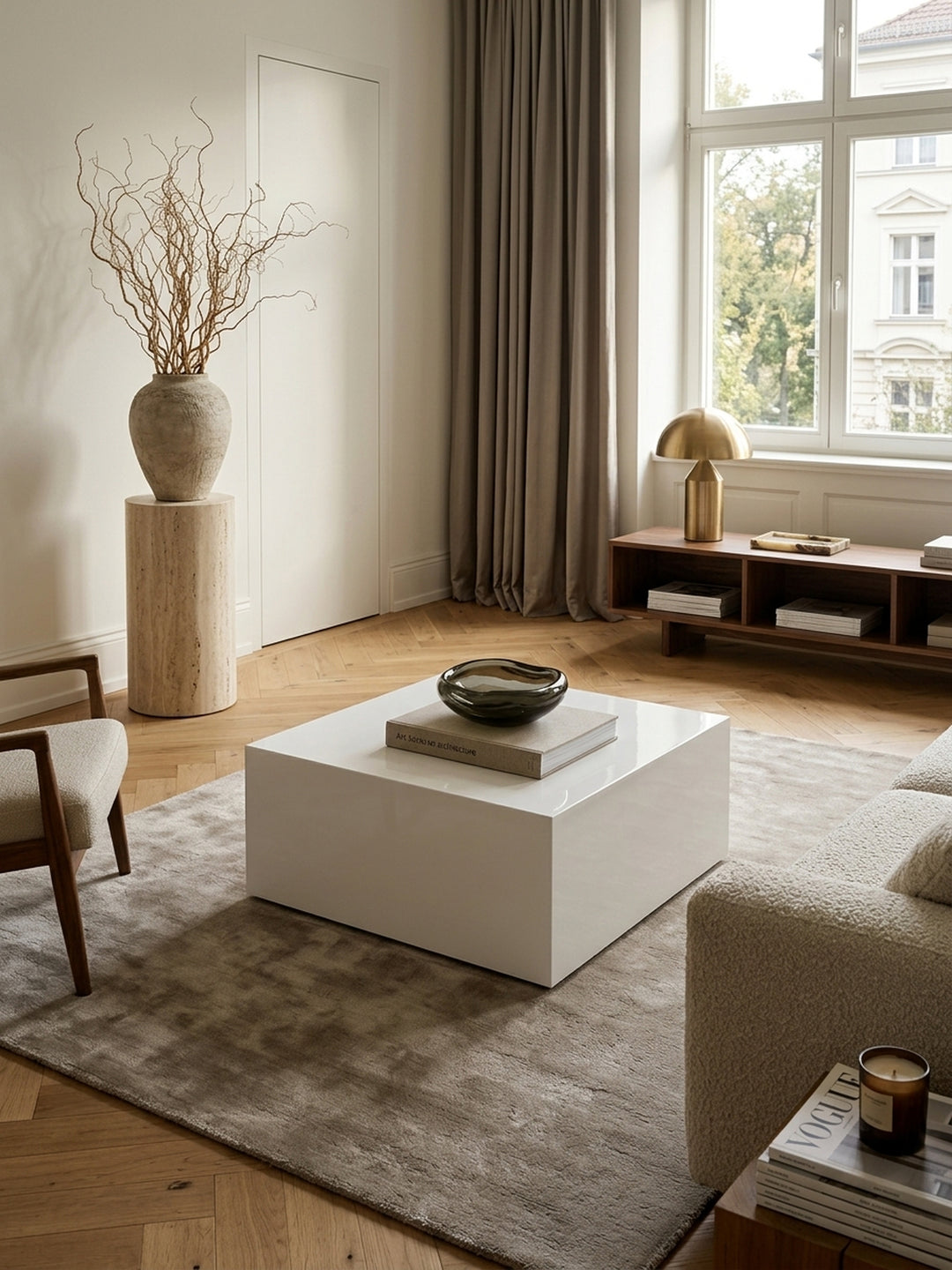 Couchtisch hochwertig weiß 60x60x30 cm in stilvoller Wohnzimmer-Einrichtung mit Dekoration und Accessoires aus der Vogelperspektive_