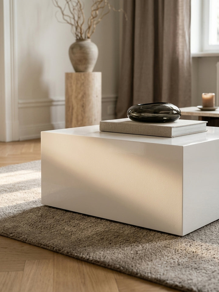 Nahaufnahme hochwertige Oberfläche hochwertig mit sichtbarer Materialstruktur am Couchtisch in natürlichem Seitenlicht_