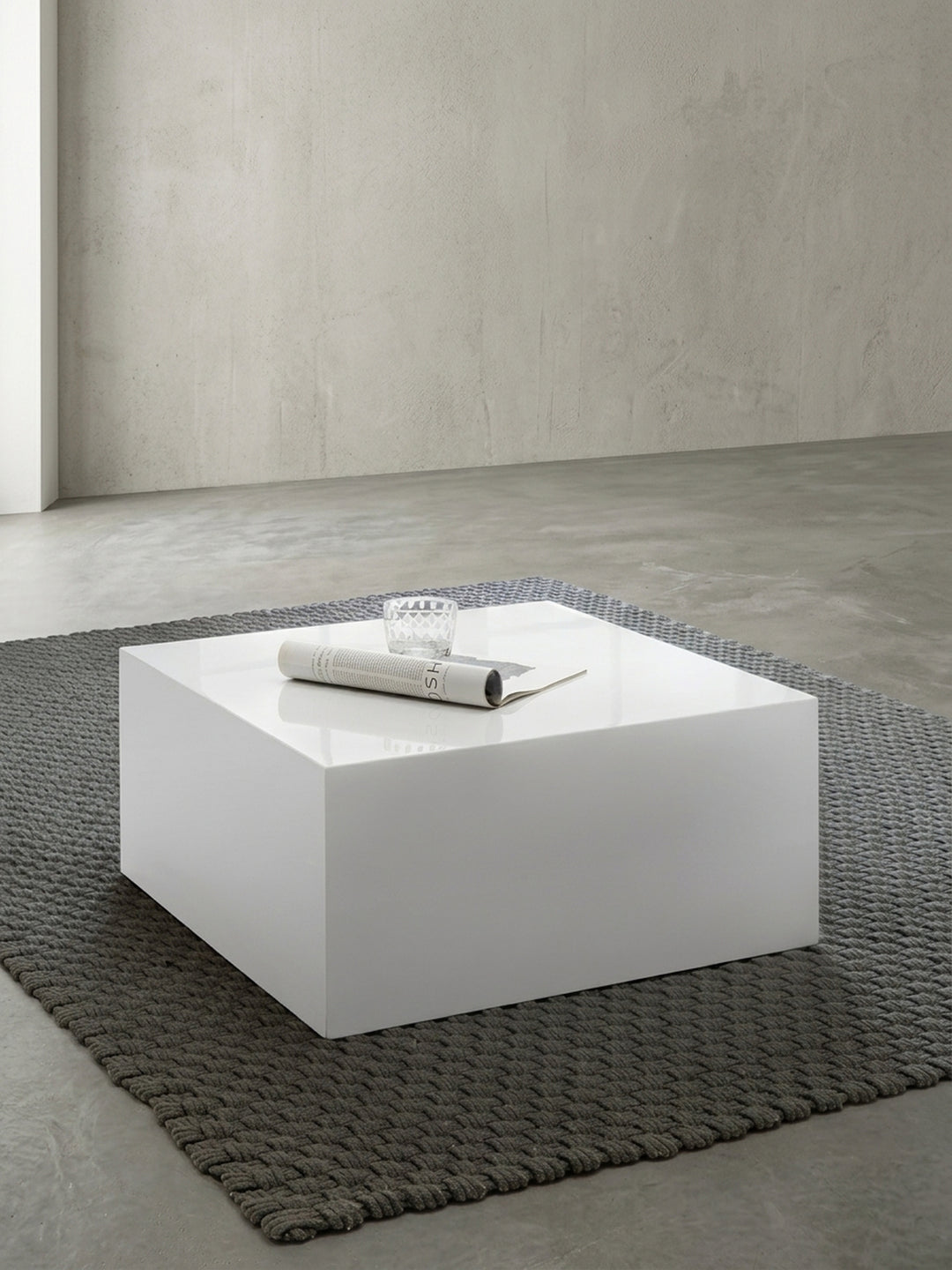 Couchtisch hochwertig weiß in perspektivischer Ansicht zeigt Form und Proportionen 60x60x30 cm auf Studiohintergrund_