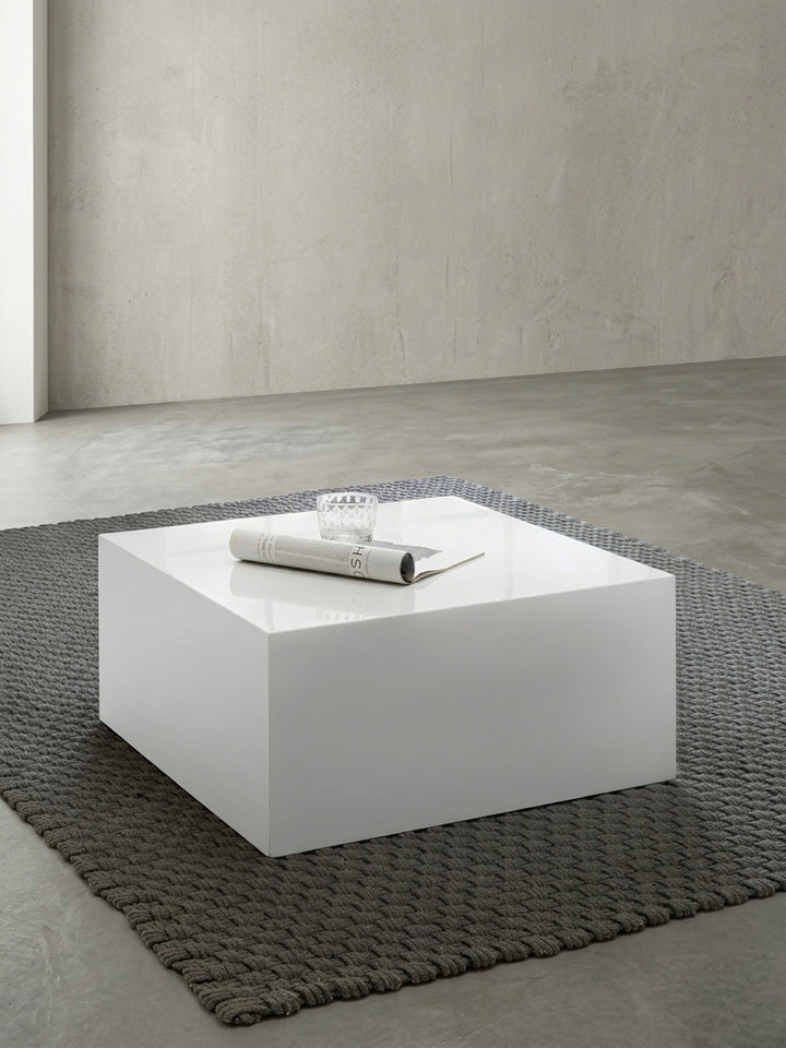 Couchtisch hochwertig weiß in perspektivischer Ansicht zeigt Form und Proportionen 60x60x30 cm auf Studiohintergrund_