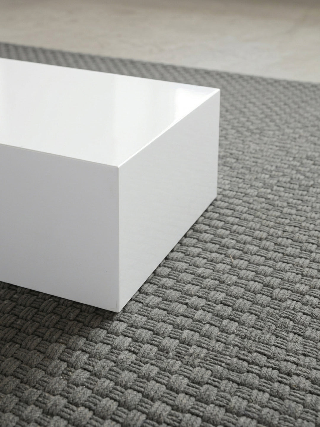 Freisteller Couchtisch hochwertig weiß 60x60x30 cm freigestellt auf grauem Hintergrund zeigt vollständige Silhouette_