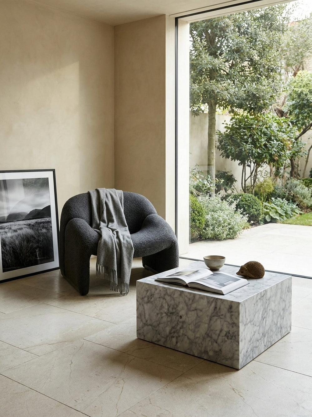 Monolithischer MDF-Couchtisch kombiniert mit minimalistischem anthrazitfarbenem Interieur und einem großformatigen abstrakten Kunstwerk in einer von kühler Eleganz geprägten zeitgenössischen Wohnumgebung._