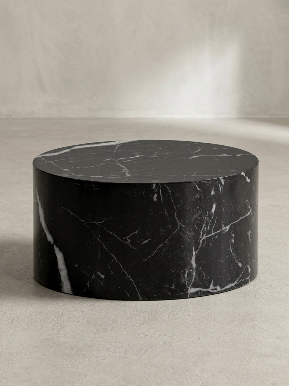 Schräge 3/4-Ansicht des runden Wohnzimmertischs, die die nahtlose, hochglänzende Oberfläche in Marmor-Optik hervorhebt._