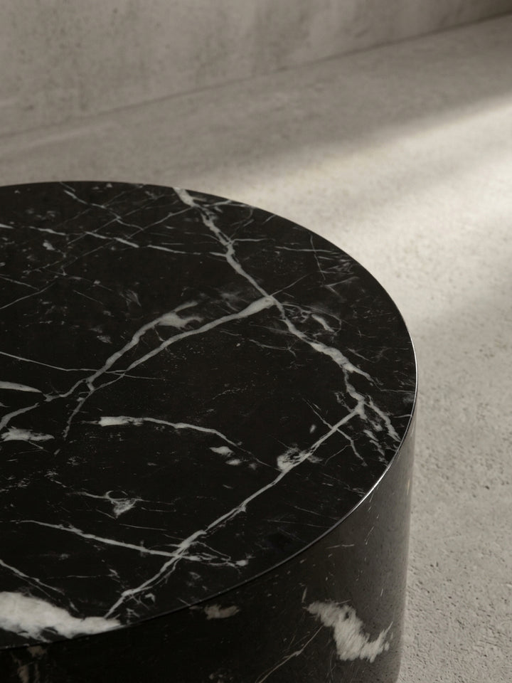 Alternative Perspektive auf den Kaffeetisch in Marmoroptik, die das Spiel von Licht und Reflexion auf der glänzenden Oberfläche einfängt._