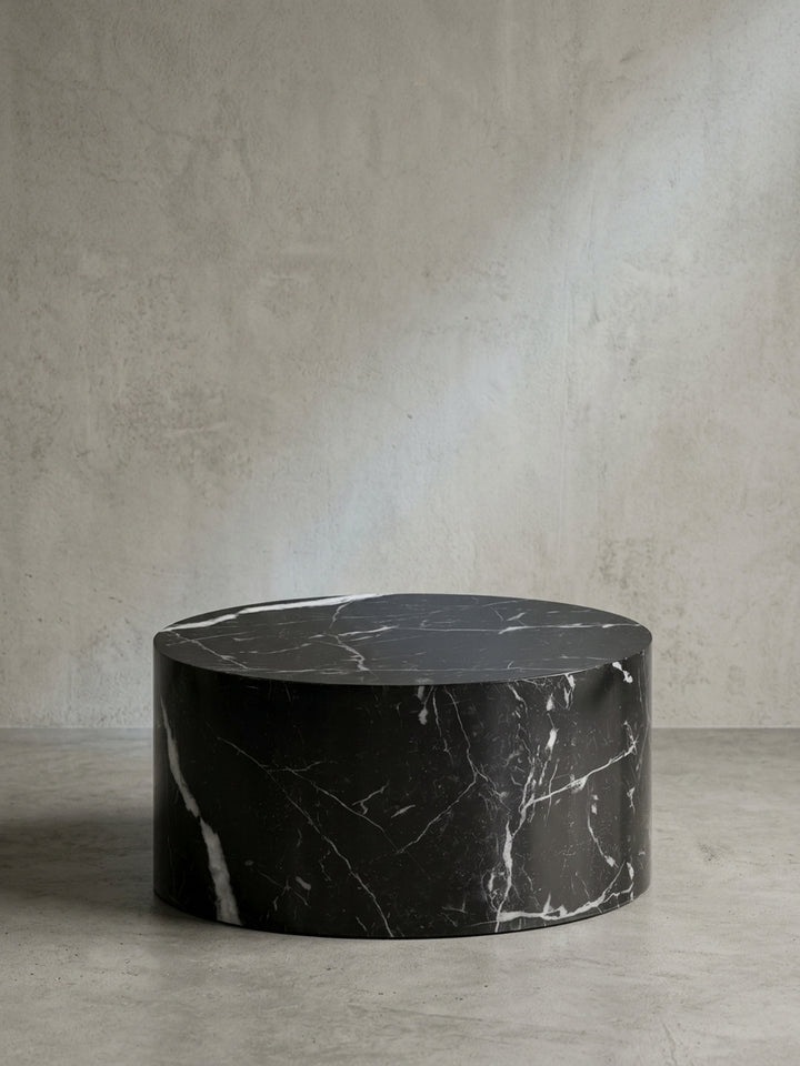 Gesamtansicht des modernen Couchtischs, der durch seine monolithische, runde Form und die ausdrucksstarke Marmor-Optik besticht._