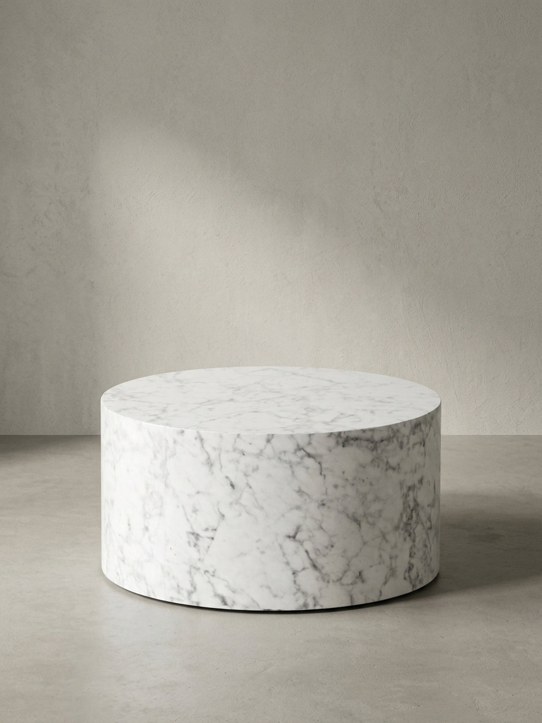 Vollständige Vorderansicht des kompakten Couchtisches 60x60x30 cm in hochglänzender weißer Marmoroptik vor einem neutralen Hintergrund._
