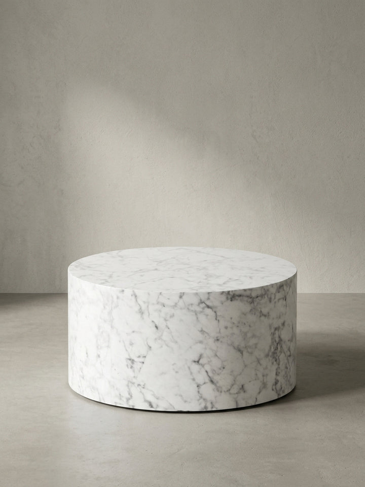 Vollständige Vorderansicht des kompakten Couchtisches 60x60x30 cm in hochglänzender weißer Marmoroptik vor einem neutralen Hintergrund._