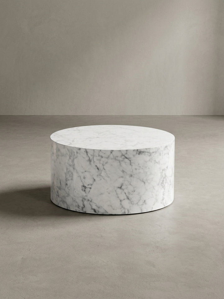 Profilansicht des 30 cm niedrigen Couchtisches, welche die flache und moderne Silhouette des weißen Designstücks in Marmoroptik betont._