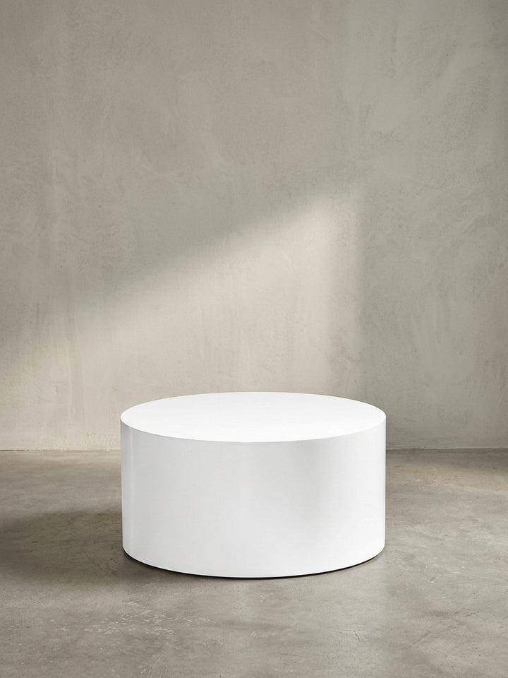 Der runde Design-Sofatisch in reinem Weiß als zeitloses und schickes Möbelstück für ein modernes und elegantes Wohnzimmer._