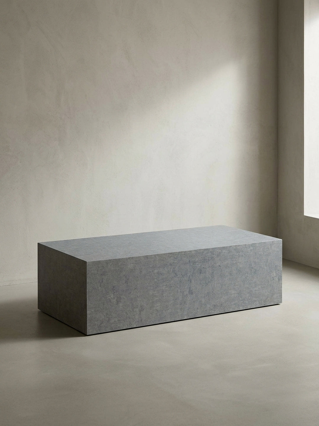 Vollständige Frontansicht des blockartigen Couchtisches 100x50x30 cm mit grauer Melaminharzbeschichtung vor neutralem Hintergrund._