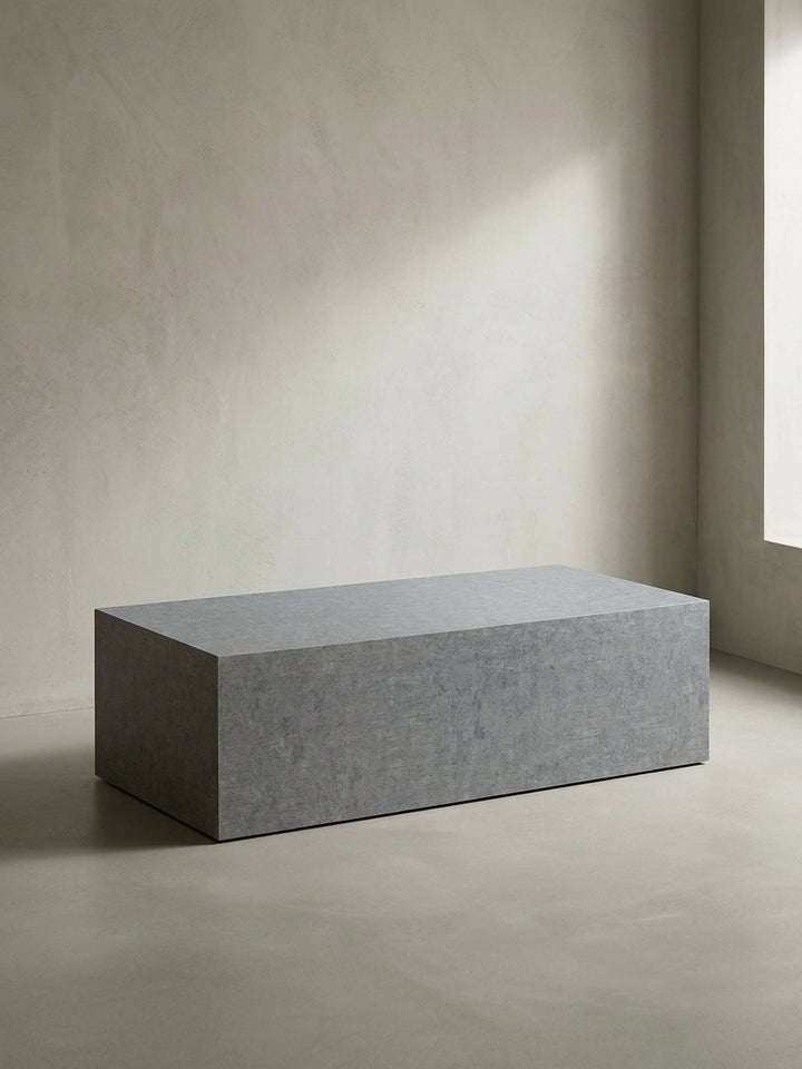 Vollständige Frontansicht des blockartigen Couchtisches 100x50x30 cm mit grauer Melaminharzbeschichtung vor neutralem Hintergrund._