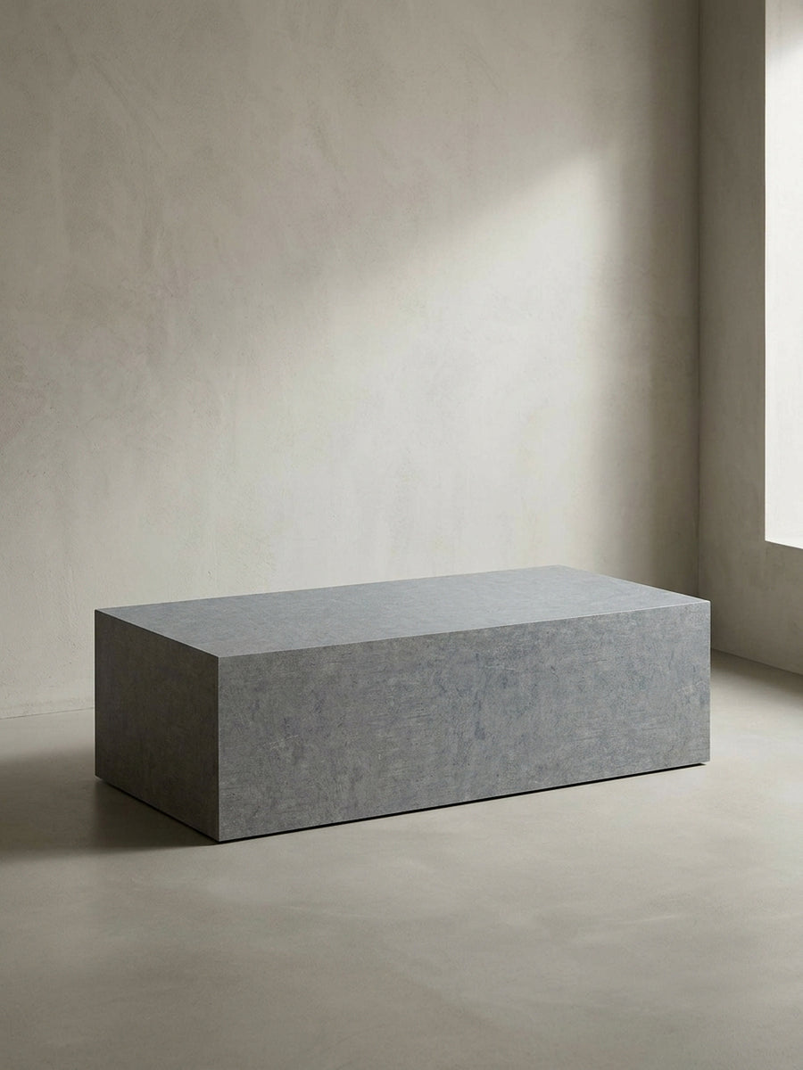 Vollständige Frontansicht des blockartigen Couchtisches 100x50x30 cm mit grauer Melaminharzbeschichtung vor neutralem Hintergrund._