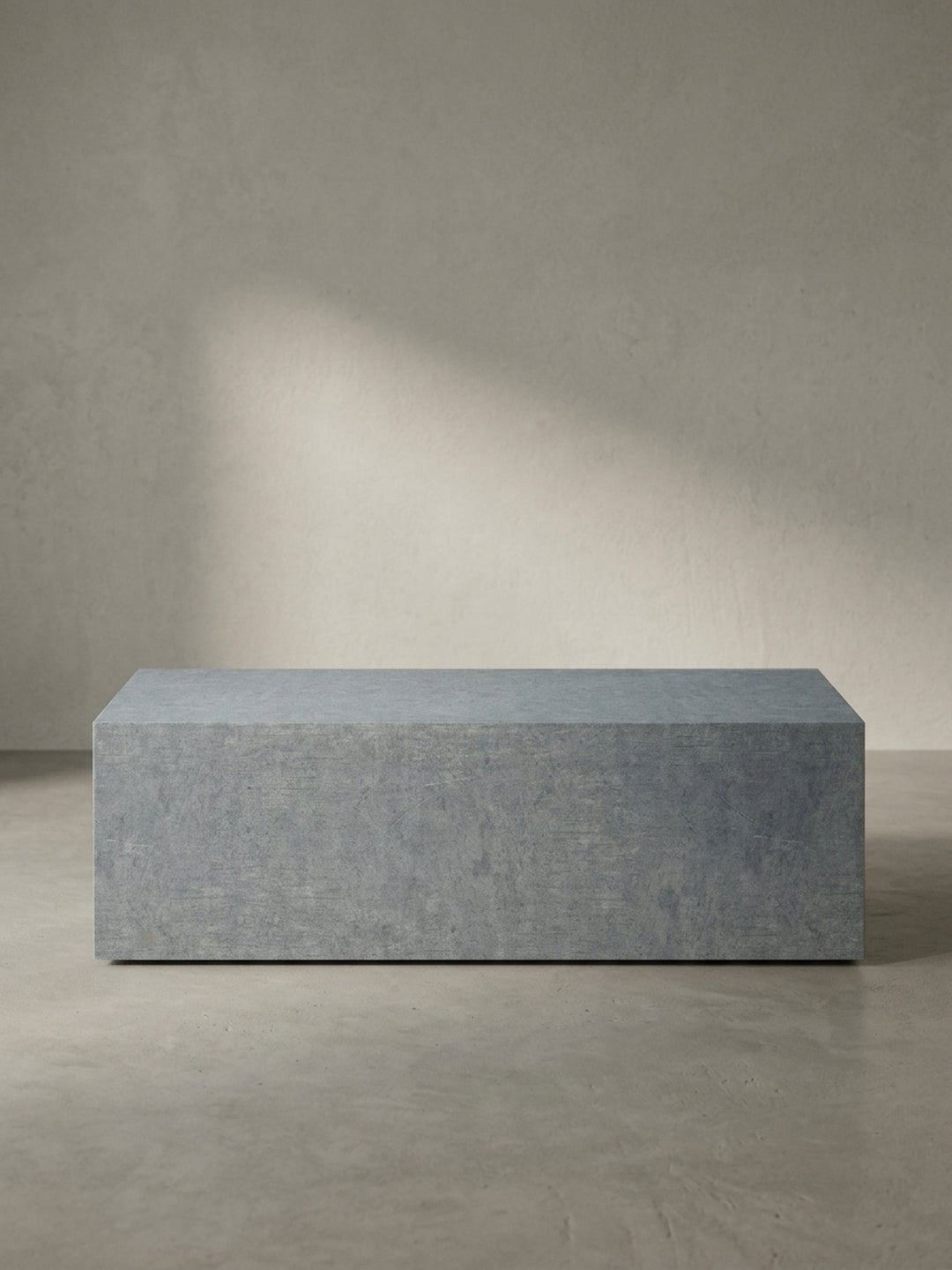 Leicht seitliche Perspektive auf den modernen Monoblock-Tisch, die das schlichte geometrische Design ohne sichtbare Füße betont._