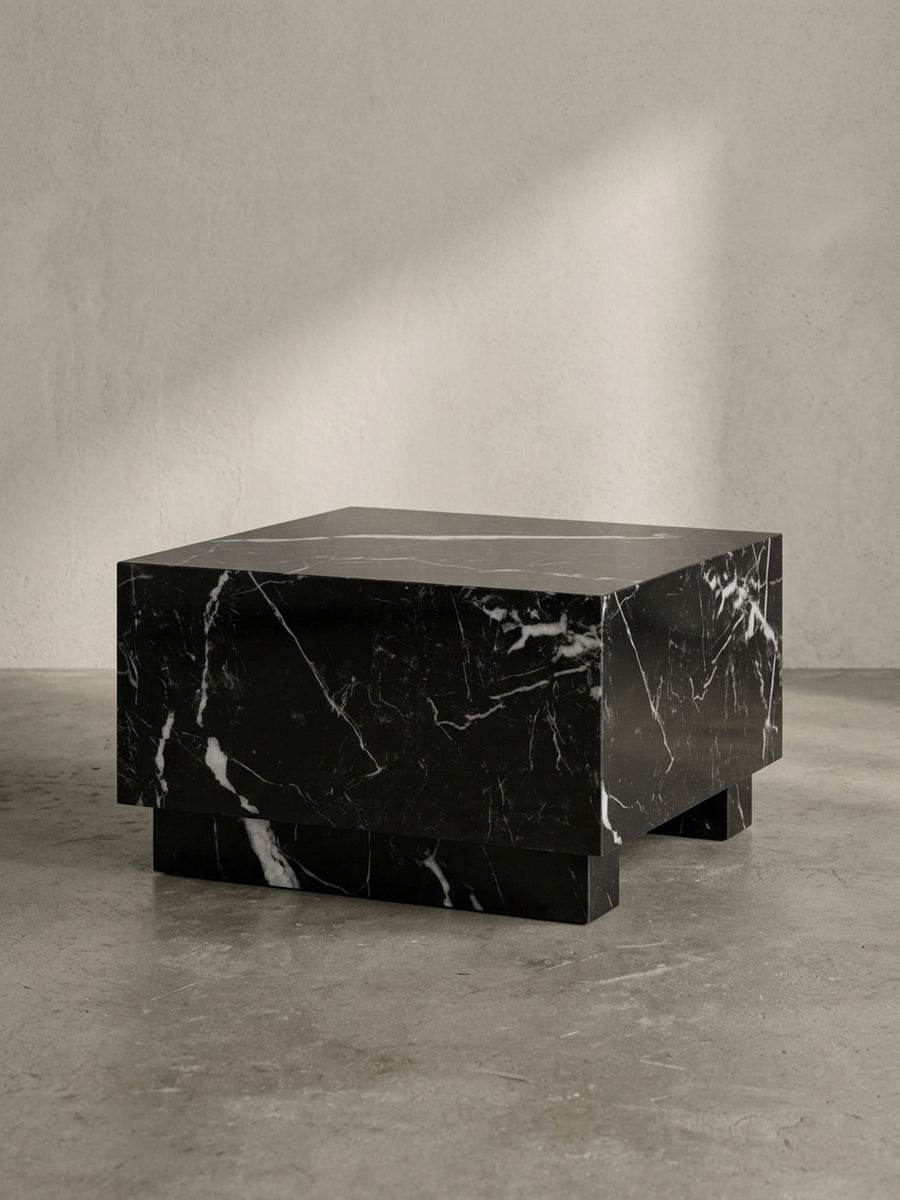 Detailaufnahme einer Ecke des Cube-Wohnzimmertisches, die den präzisen Kantenverlauf und die reflektierende Lackierung klar zeigt._