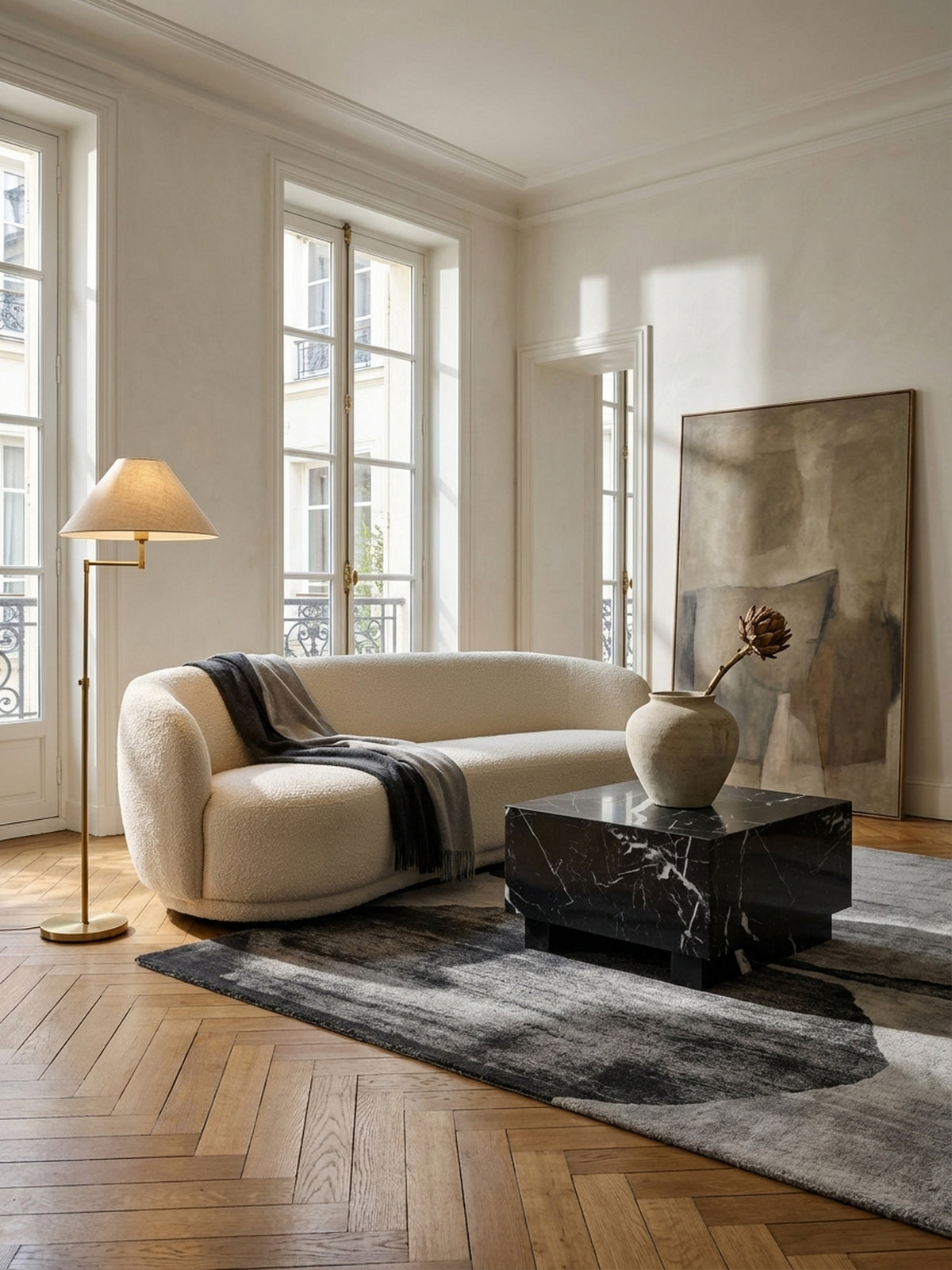 Der schwarze Kaffeetisch mit Marmor-Optik harmoniert neben einem hellgrauen Sofa und einem weichen Teppich in einem gemütlichen Wohnzimmer.