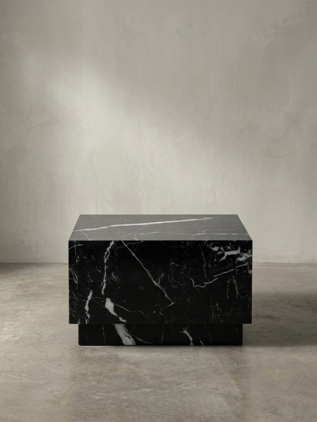 Seitenprofil des 35 cm hohen Lounge-Tisches, das den zurückgesetzten Sockel und die massive, blockartige Silhouette deutlich macht._