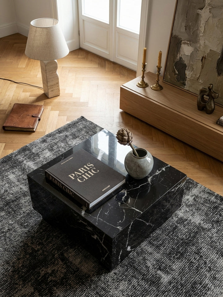 Von oben betrachtet, der 60x60 cm Cube-Couchtisch auf einem Wollteppich, arrangiert vor einer beigefarbenen Couch im modernen Wohnbereich._