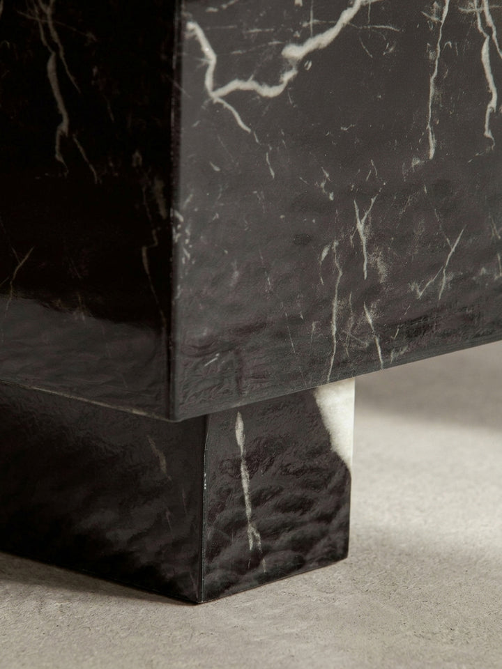 Leicht erhöhte Perspektive auf den Kaffeetisch, die die quadratische 60x60 cm Tischplatte in hochglänzender Marmor-Optik präsentiert._