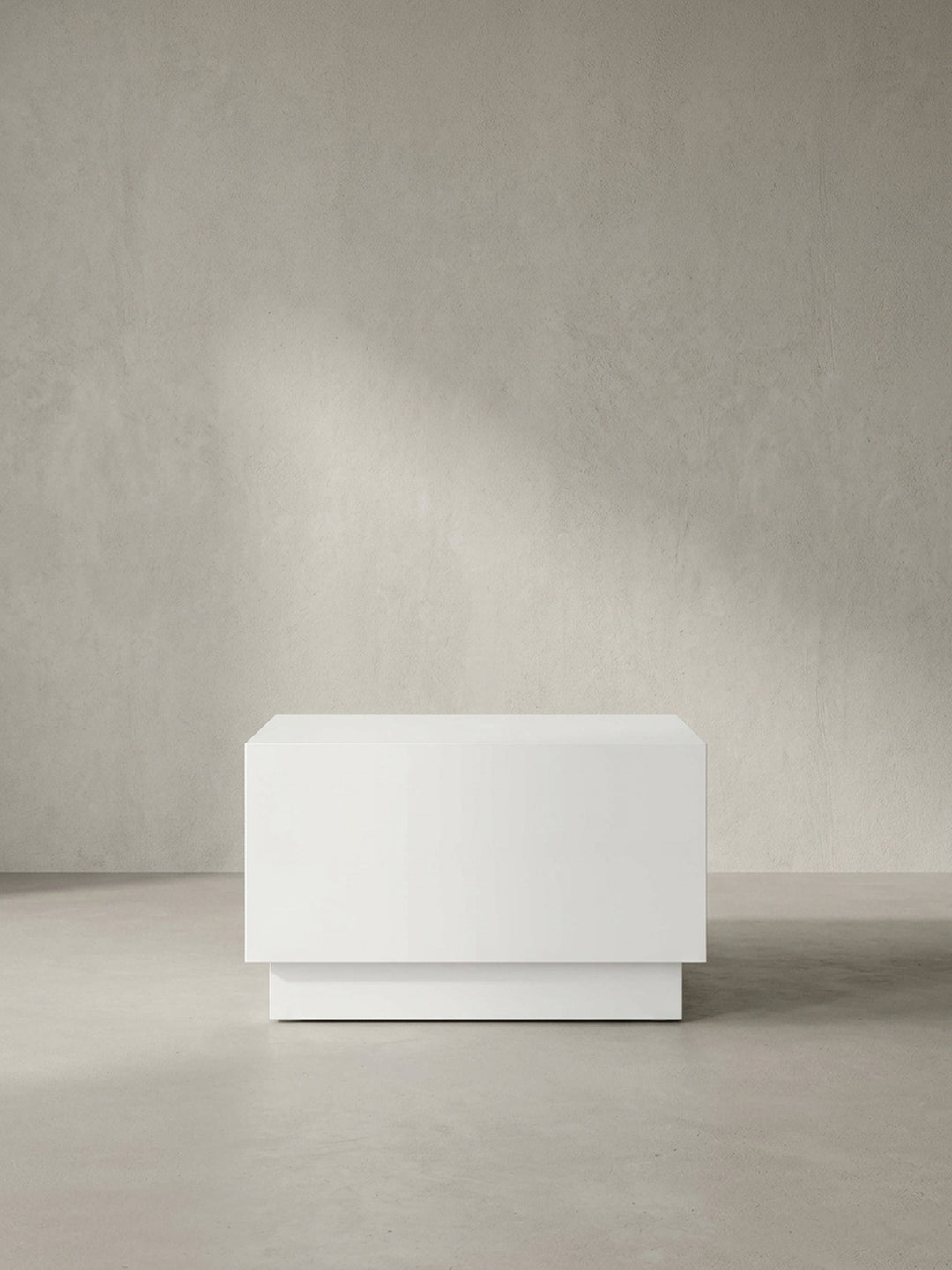 Weißer Sofatisch in Würfel-Form 60x60x35 cm mit Hochglanz-Lackierung im Seitenprofil auf neutralem Hintergrund._