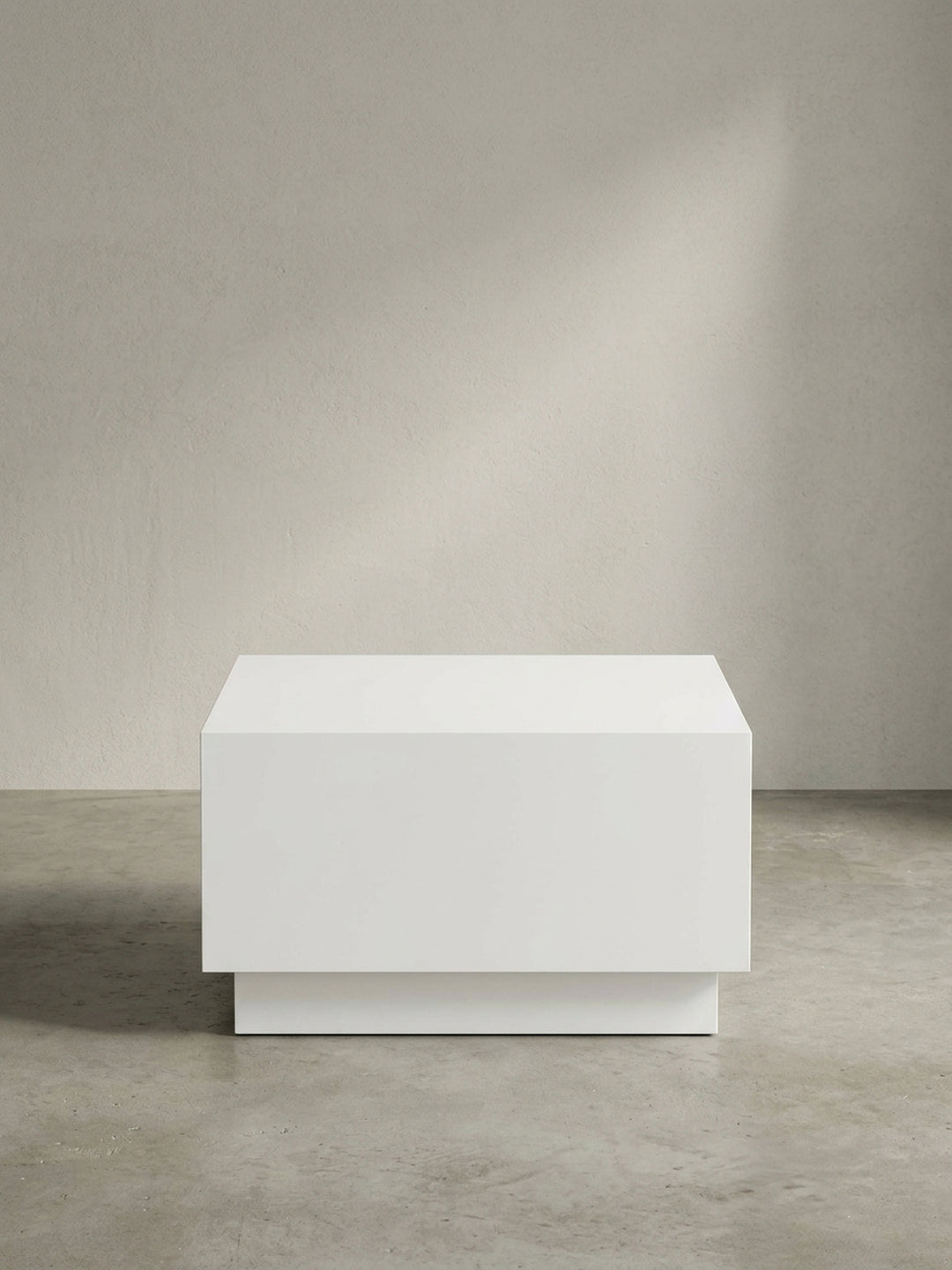 Moderner Couchtisch Weiß Hochglanz 60x60x35 cm im kubischen Design als quadratischer Block freigestellt auf weißem Hintergrund._