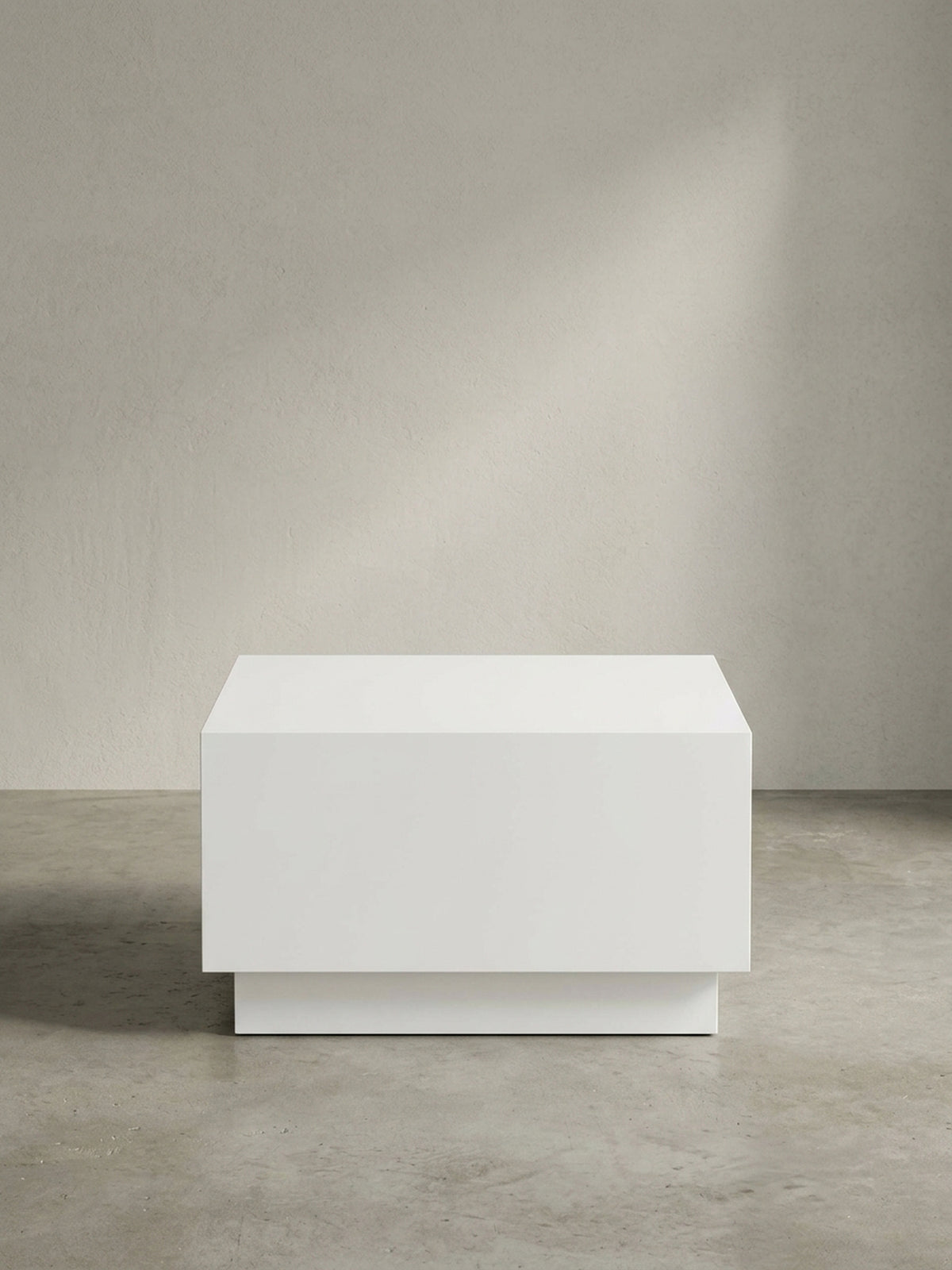 Moderner Couchtisch Weiß Hochglanz 60x60x35 cm im kubischen Design als quadratischer Block freigestellt auf weißem Hintergrund._