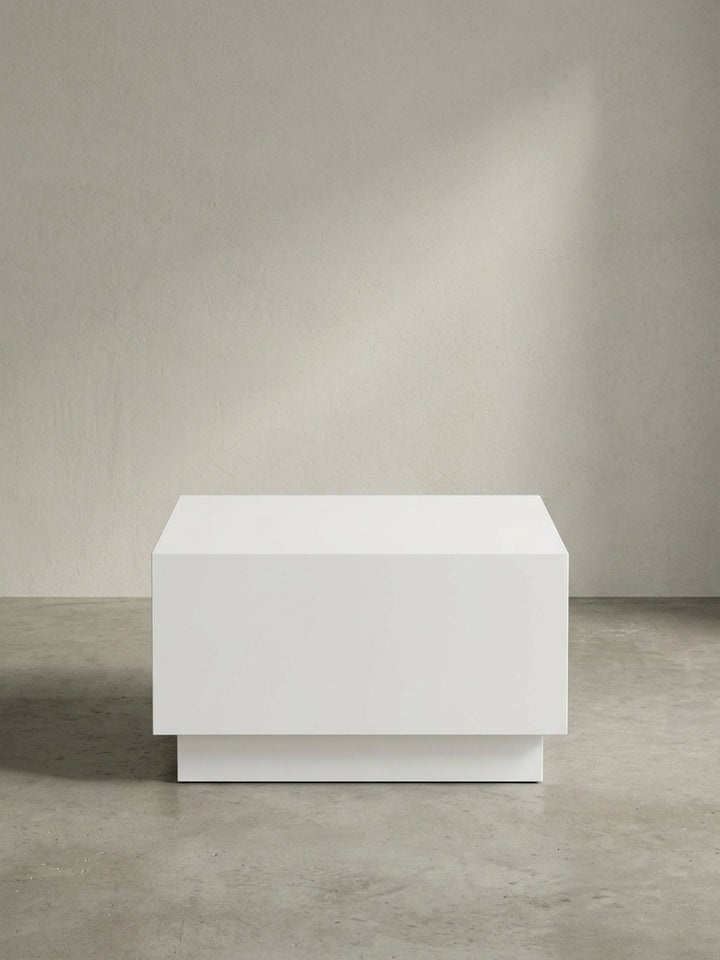 Moderner Couchtisch Weiß Hochglanz 60x60x35 cm im kubischen Design als quadratischer Block freigestellt auf weißem Hintergrund._