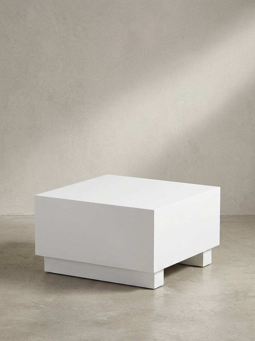 Überblick des modernen Couchtisches Weiß Hochglanz in Monobloc-Form 60x60x35 cm, klares Design ohne Verzierungen._