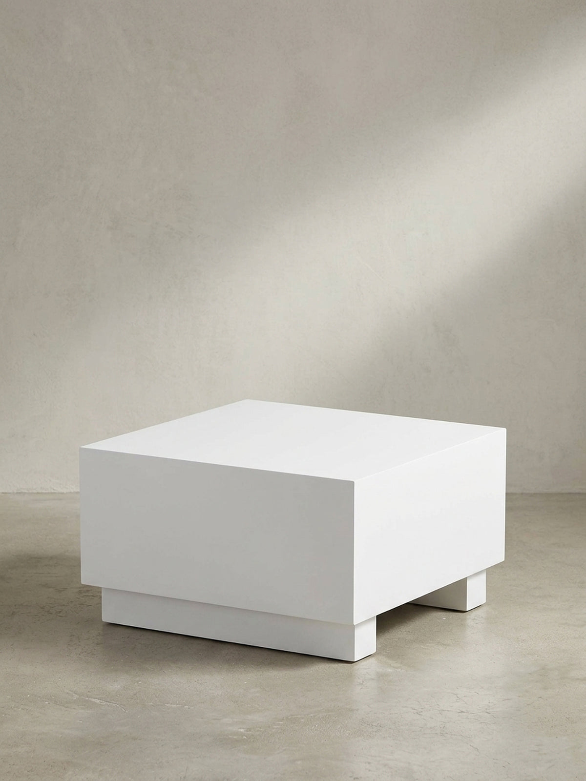 Überblick des modernen Couchtisches Weiß Hochglanz in Monobloc-Form 60x60x35 cm, klares Design ohne Verzierungen.
